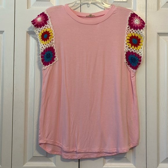 JODIFL Tops - Cute crocheted sleeve tee